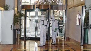 dos hombres desinfectando el hotel, como serán restaurantes y hoteles después del coronavirus