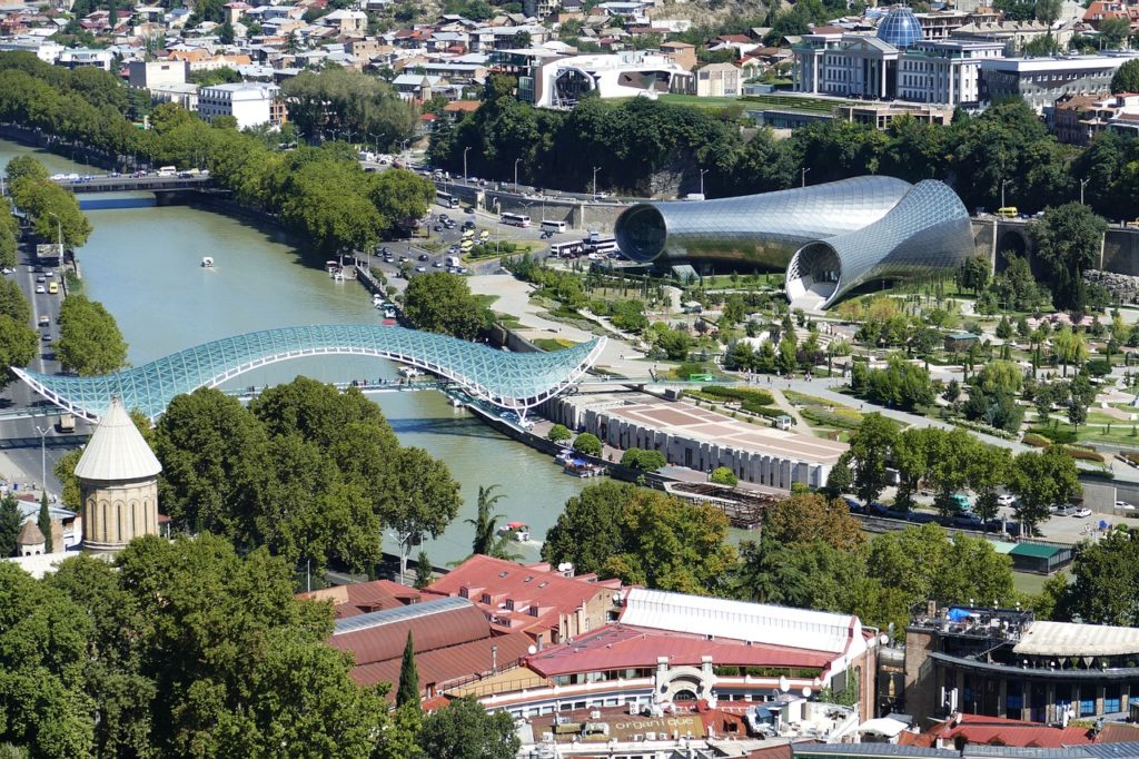 puente de la paz - tbilisi, georgia; uno de los paises europeos mas seguros para verano 2020